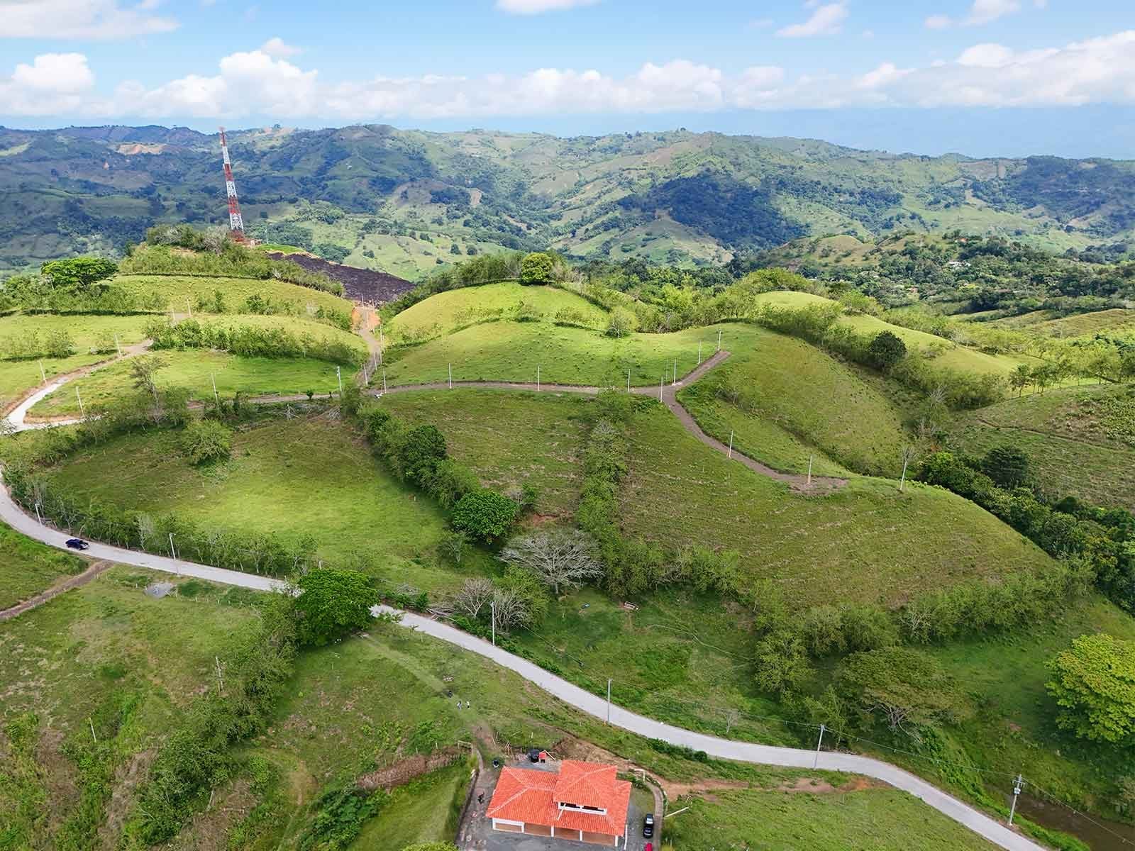Vista aérea de Parcelación Monterrey entre montañas